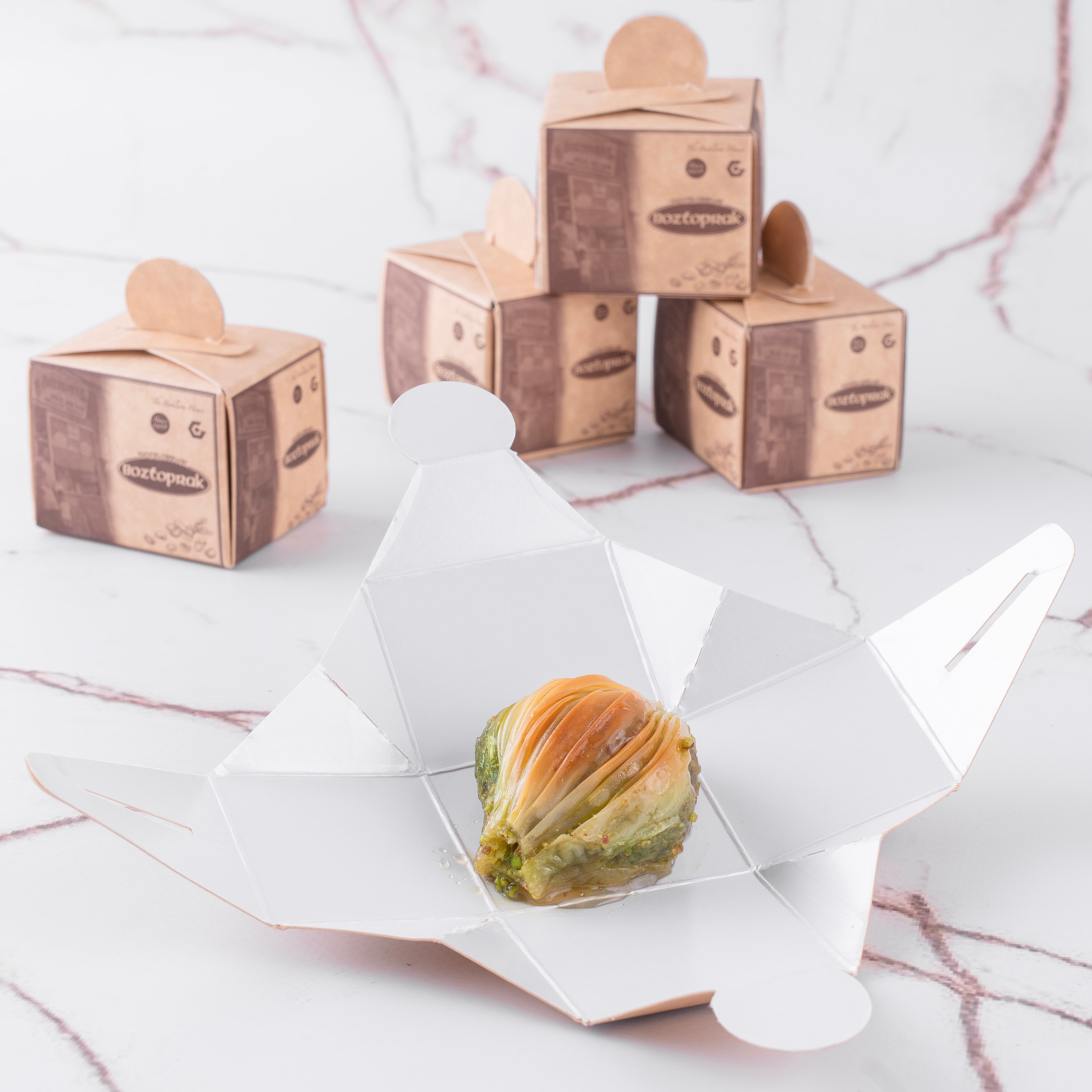 🇹🇷 Midye Baklava Tekli Özel Kutuda
🇬🇧 Mussel Baklava – Single Premium Box